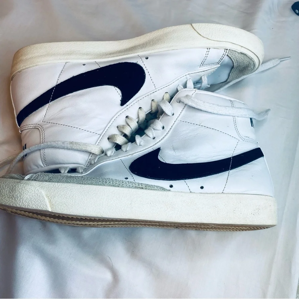 Nike White and Black Retro High-Tops